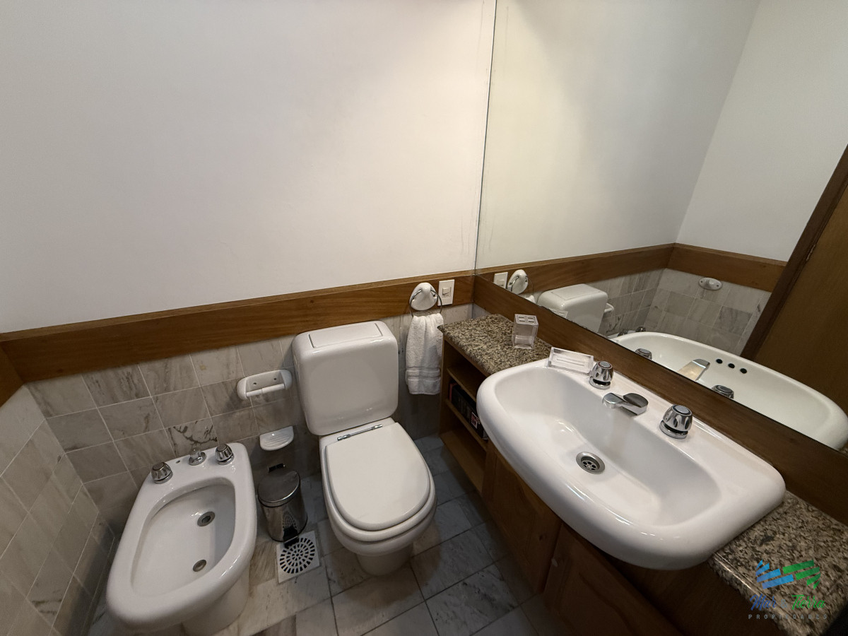 Apartamento ID.5396 - En venta apartamento 2 dormitorios con cochera, edificio con servicios en brava, Punta del Este