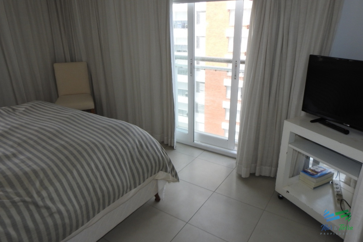 Apartamento ID.5784 - En venta apartamento 3 dormtirorios con parrillero propio, buenos servicios, playa Brava, Punta del Este