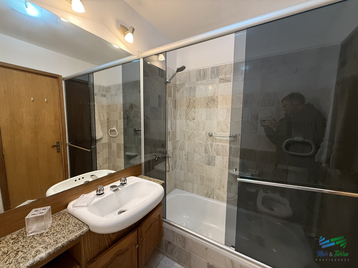 Apartamento ID.5396 - En venta apartamento 2 dormitorios con cochera, edificio con servicios en brava, Punta del Este