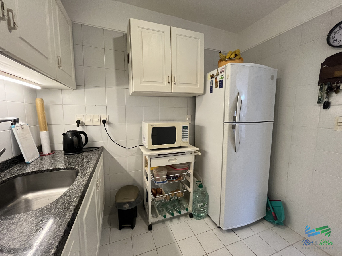 Apartamento ID.5033 - En venta apartamento 1 dormitorio y medio, 2 baños, con servicios y vista al mar Punta del Este