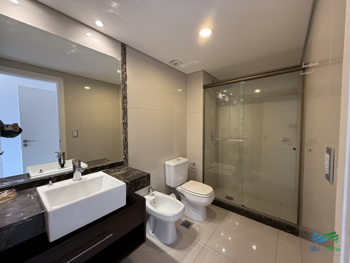 Apartamento ID.3234 - En venta, espectacular planta en primera línea sobre el mar!!!
