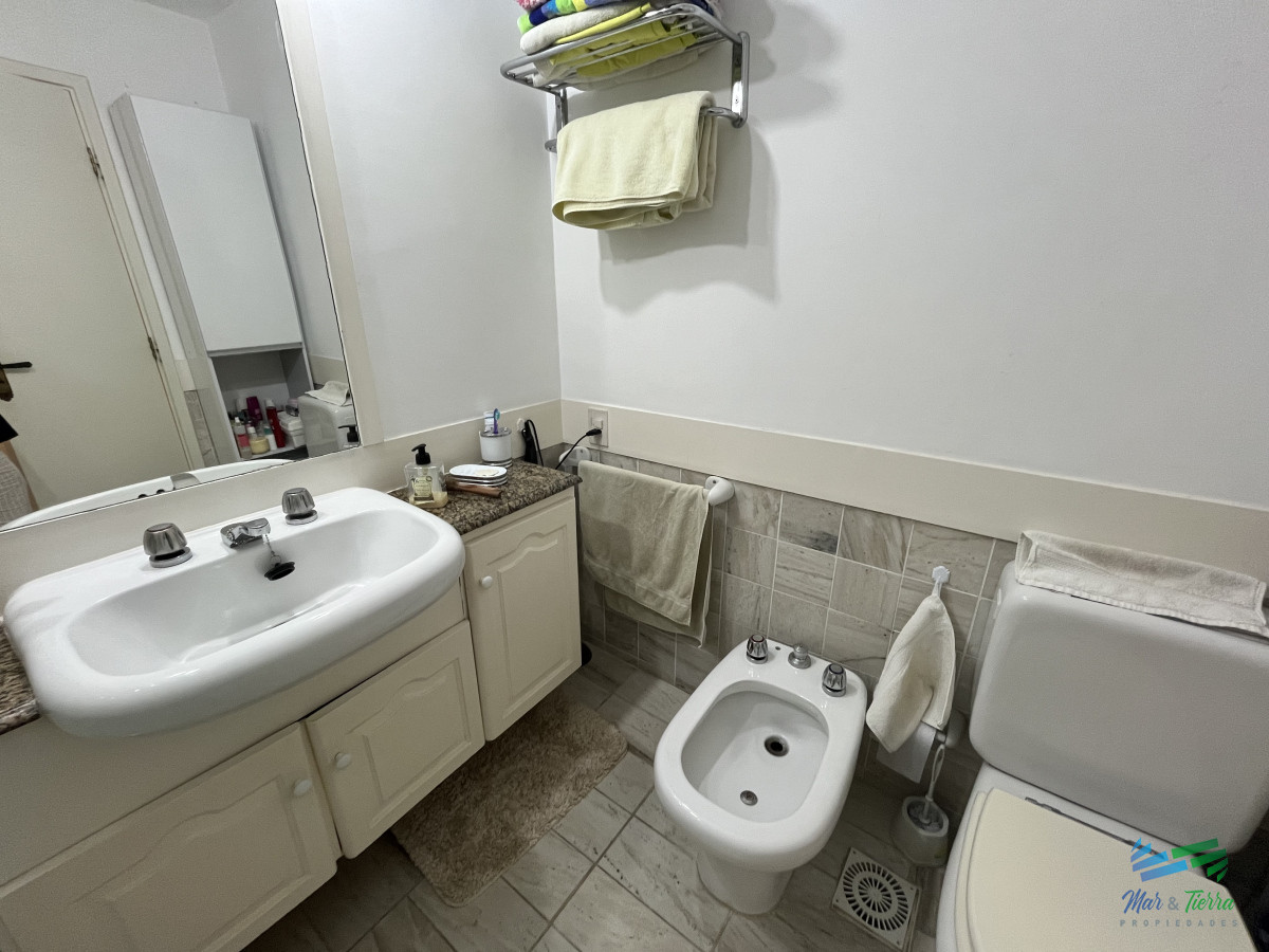Apartamento ID.5033 - En venta apartamento 1 dormitorio y medio, 2 baños, con servicios y vista al mar Punta del Este