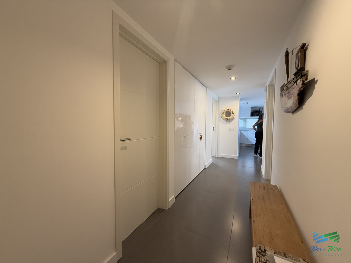 Apartamento ID.5180 - En venta apartamento 3 dormitorios en suite, primera linea, vista al mar, con servicios, Peninsula, Punta del este