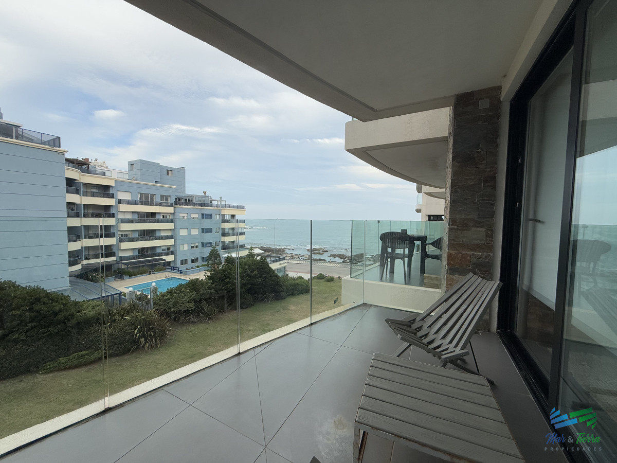 Apartamento ID.5180 - En venta apartamento 3 dormitorios en suite, primera linea, vista al mar, con servicios, Peninsula, Punta del este