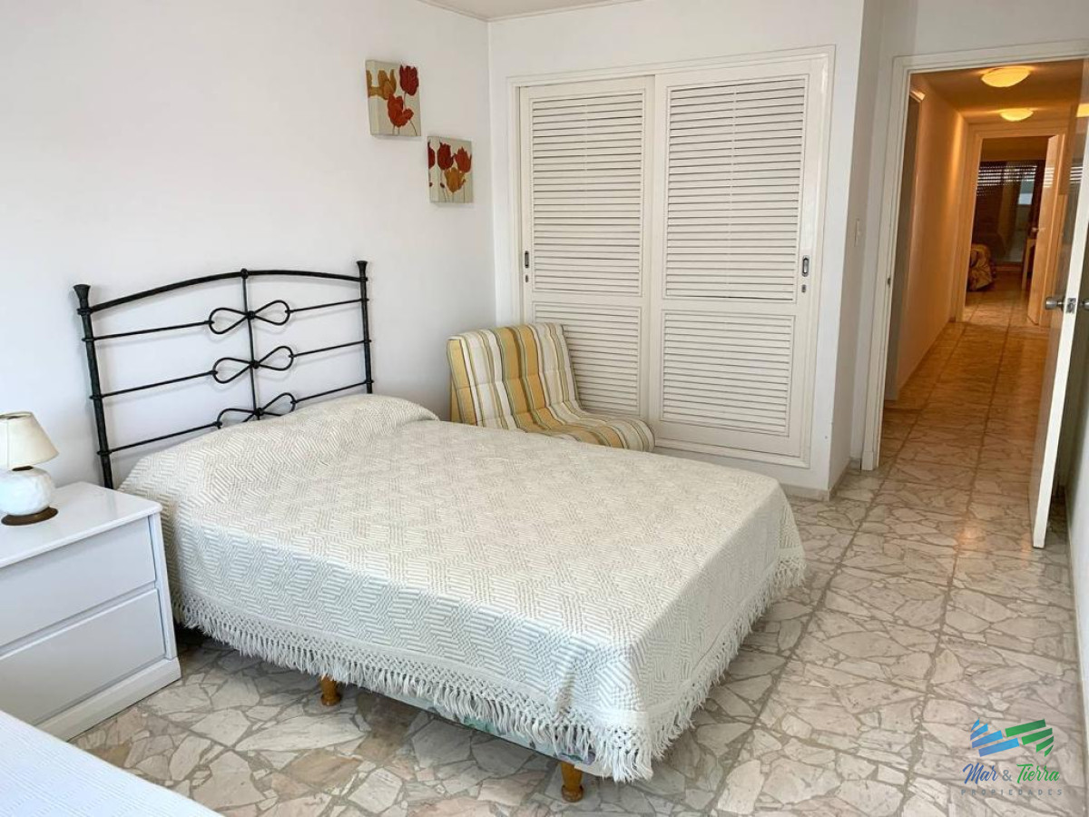 Apartamento ID.5130 - En venta apartamento 2 dormitorios, 2 baños, con servicios frente al mar, playa Mansa, Punta del Este