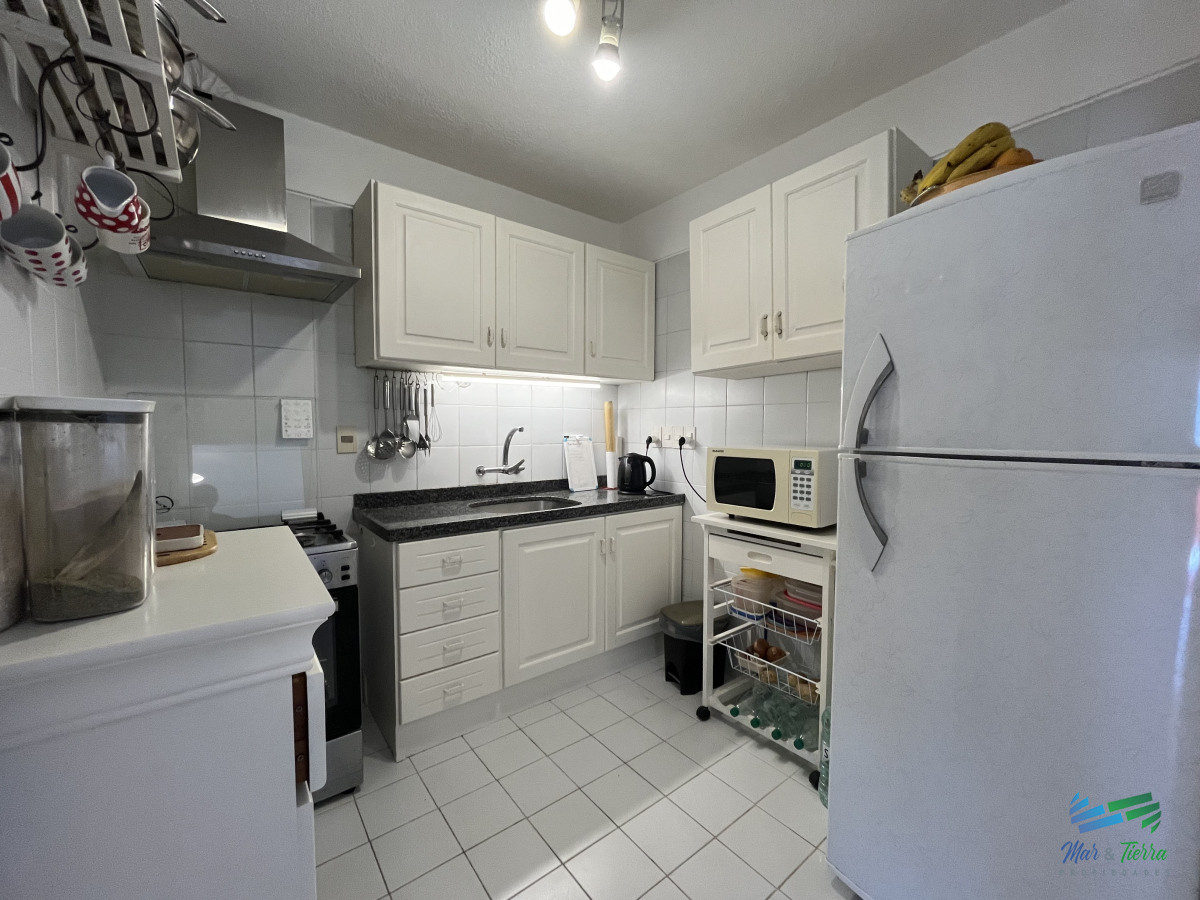 Apartamento ID.5033 - En venta apartamento 1 dormitorio y medio, 2 baños, con servicios y vista al mar Punta del Este