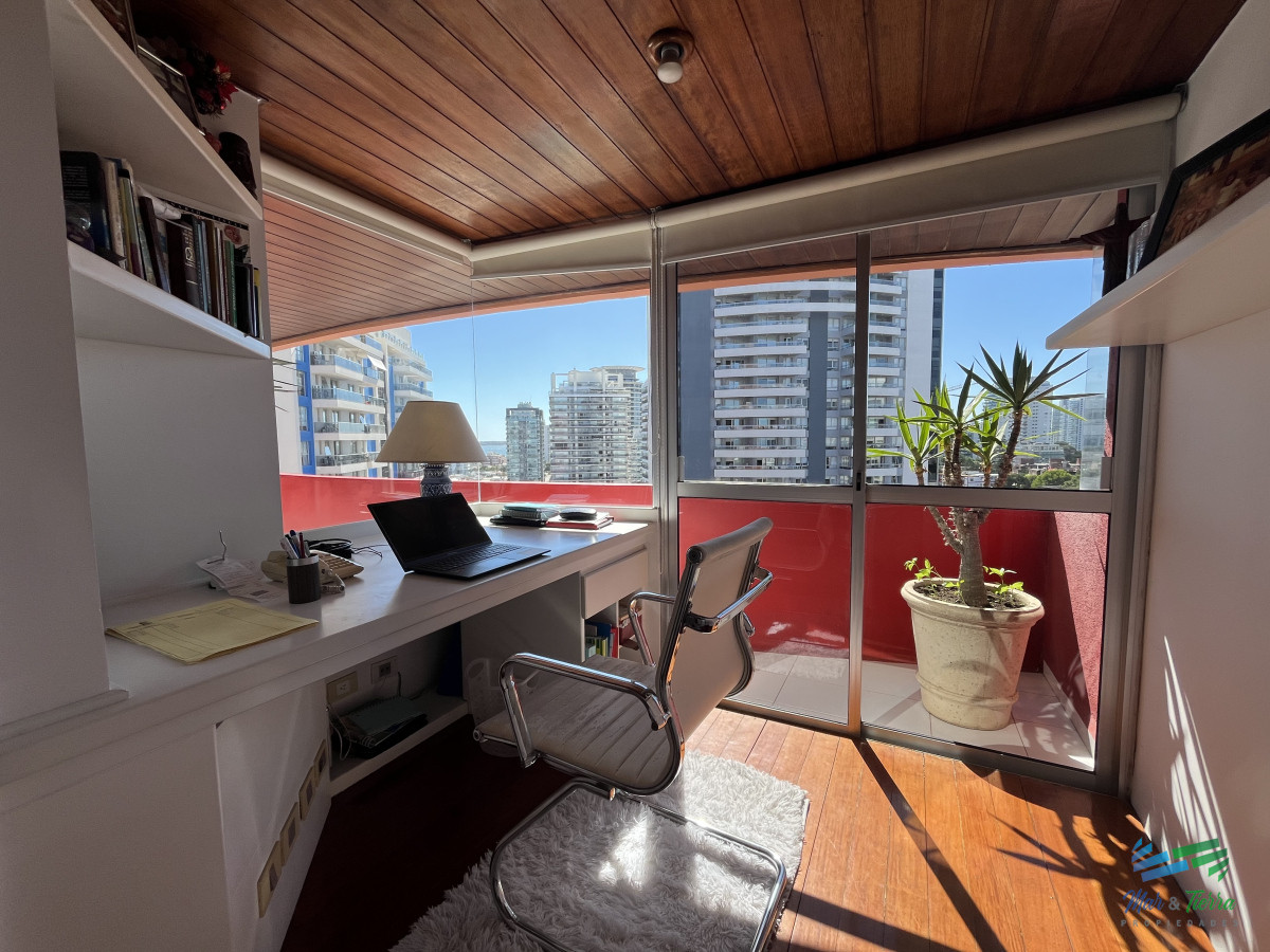 Apartamento ID.5033 - En venta apartamento 1 dormitorio y medio, 2 baños, con servicios y vista al mar Punta del Este