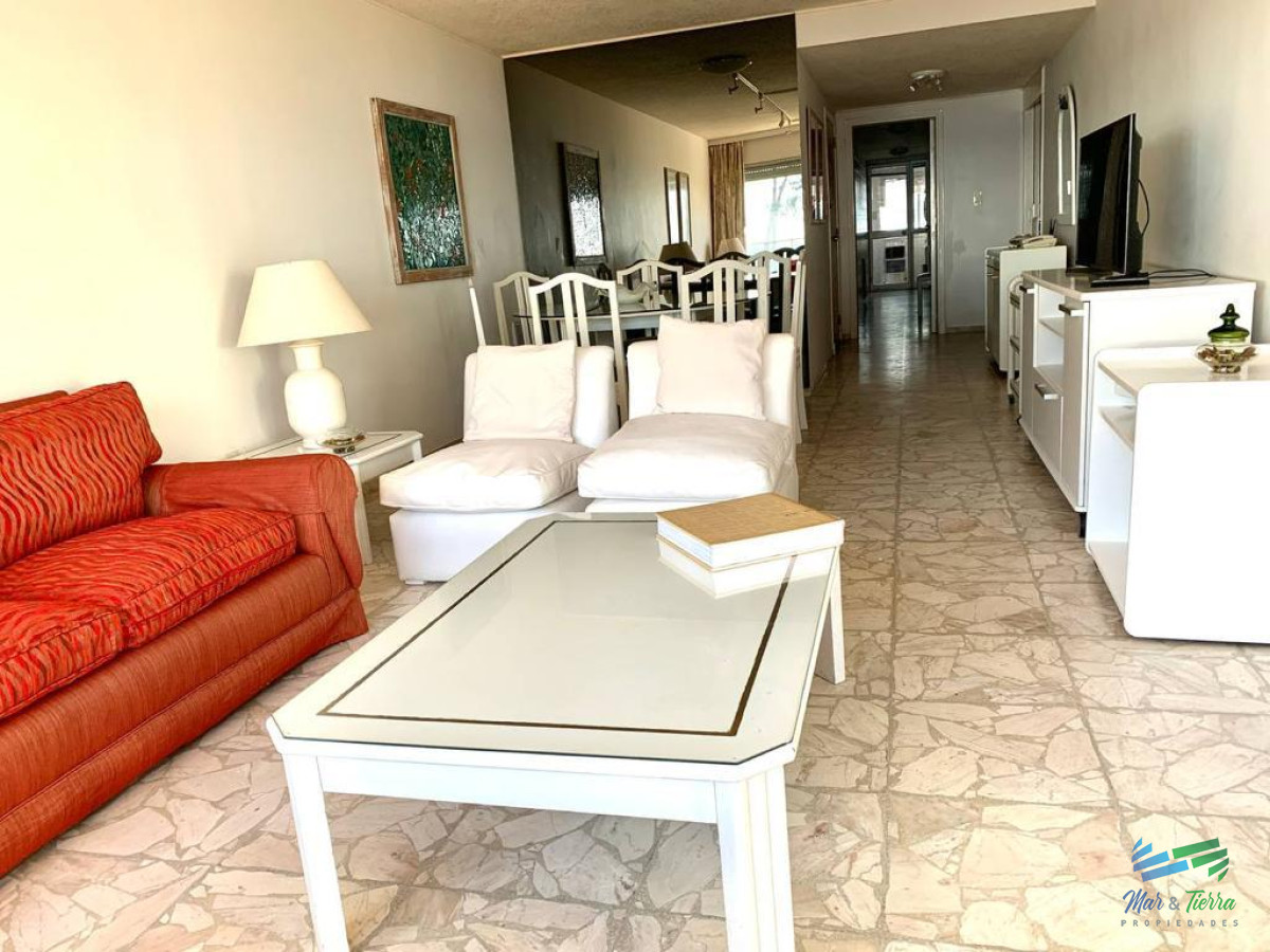 Apartamento ID.5130 - En venta apartamento 2 dormitorios, 2 baños, con servicios frente al mar, playa Mansa, Punta del Este
