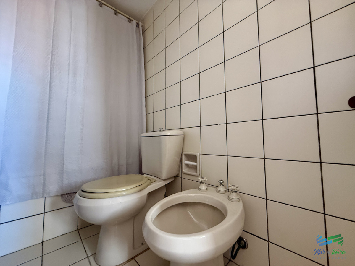 Apartamento ID.5430 - En venta apartamento 3 dormitorios en playa mansa, cerca Peninsula, Punta del Este.