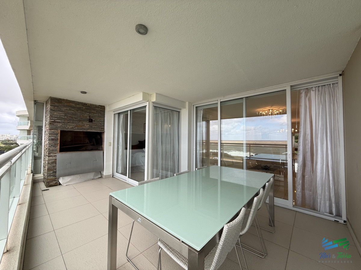 Apartamento ID.3234 - En venta, espectacular planta en primera línea sobre el mar!!!