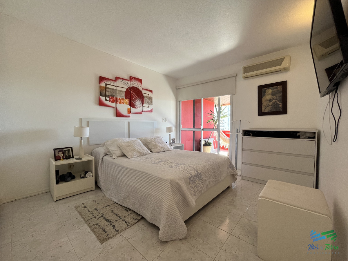 Apartamento ID.5033 - En venta apartamento 1 dormitorio y medio, 2 baños, con servicios y vista al mar Punta del Este