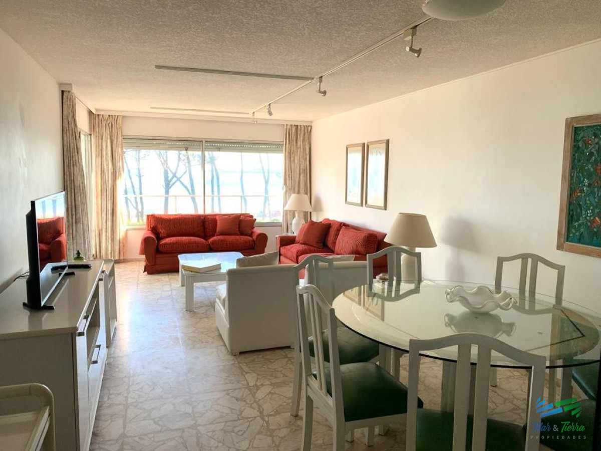Apartamento ID.5130 - En venta apartamento 2 dormitorios, 2 baños, con servicios frente al mar, playa Mansa, Punta del Este