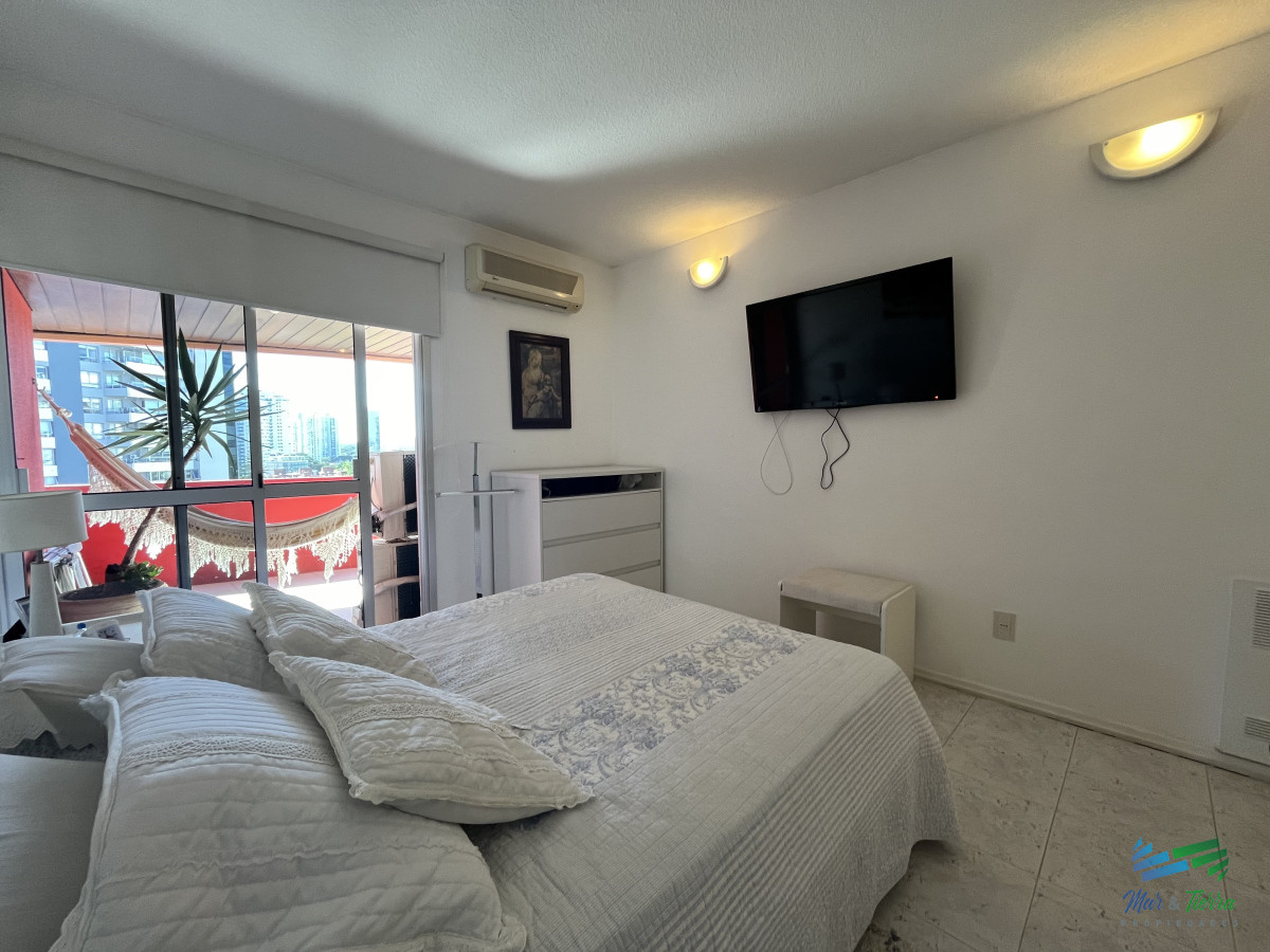 Apartamento ID.5033 - En venta apartamento 1 dormitorio y medio, 2 baños, con servicios y vista al mar Punta del Este