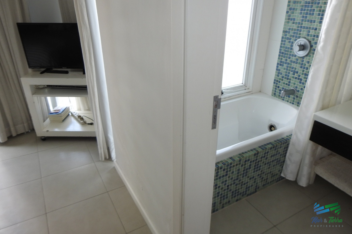 Apartamento ID.5784 - En venta apartamento 3 dormtirorios con parrillero propio, buenos servicios, playa Brava, Punta del Este
