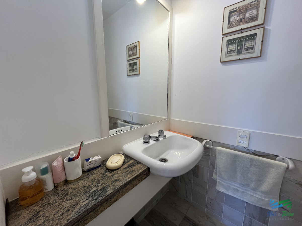 Apartamento ID.5033 - En venta apartamento 1 dormitorio y medio, 2 baños, con servicios y vista al mar Punta del Este