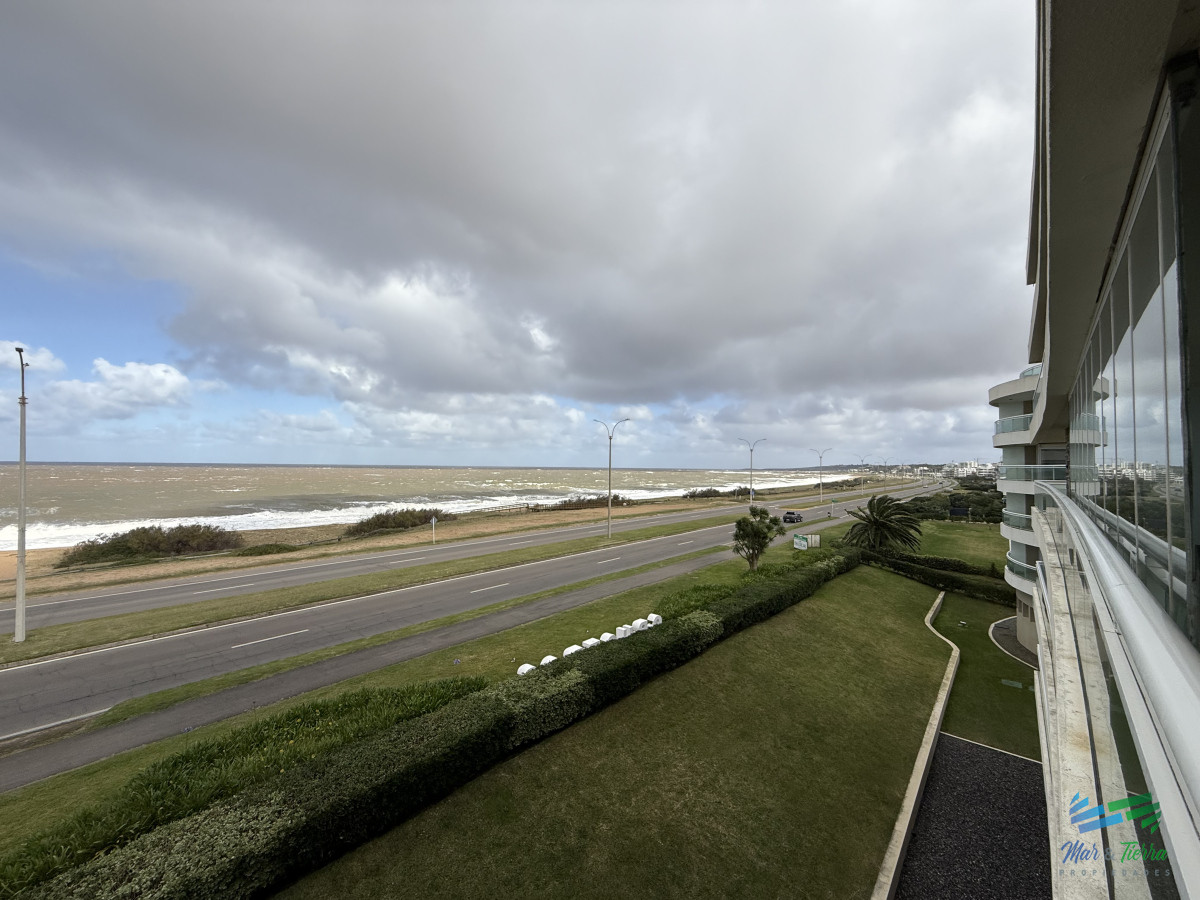 Apartamento ID.3234 - En venta, espectacular planta en primera línea sobre el mar!!!