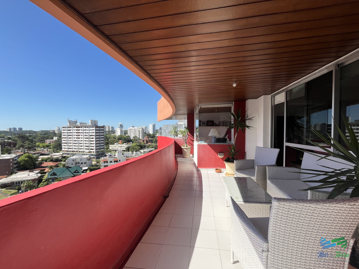 Apartamento ID.5033 - En venta apartamento 1 dormitorio y medio, 2 baños, con servicios y vista al mar Punta del Este