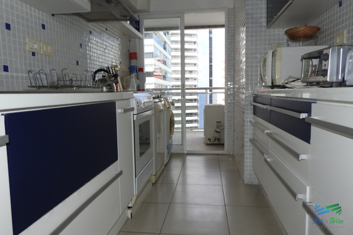 Apartamento ID.5784 - En venta apartamento 3 dormtirorios con parrillero propio, buenos servicios, playa Brava, Punta del Este
