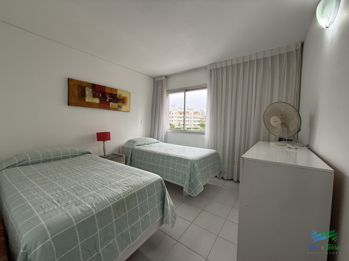 Apartamento ID.5396 - En venta apartamento 2 dormitorios con cochera, edificio con servicios en brava, Punta del Este