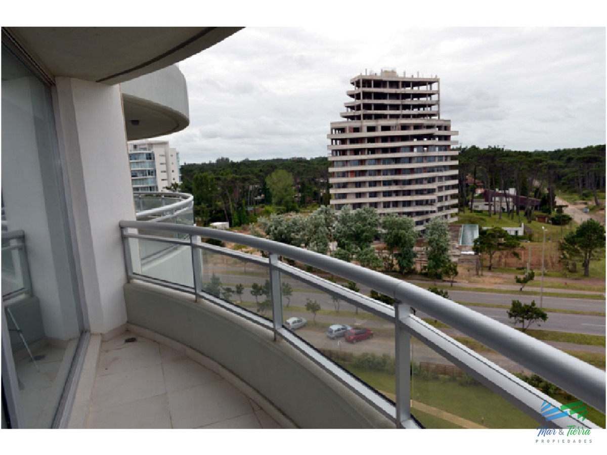 Apartamento ID.5129 - En venta apartamento de 3 dormitorios en Ocean Drive, piso alto con vista al mar, Roosevelt, Punta del Este.