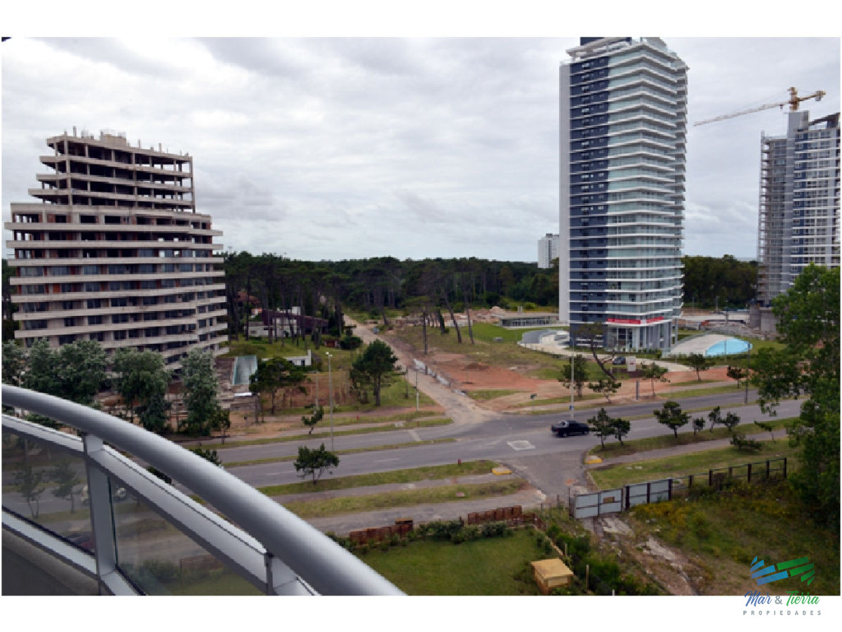 Apartamento ID.5129 - En venta apartamento de 3 dormitorios en Ocean Drive, piso alto con vista al mar, Roosevelt, Punta del Este.