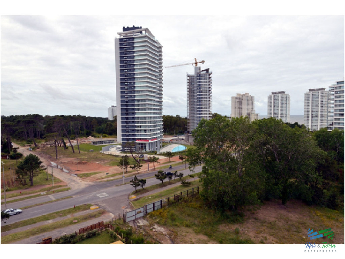 Apartamento ID.5129 - En venta apartamento de 3 dormitorios en Ocean Drive, piso alto con vista al mar, Roosevelt, Punta del Este.