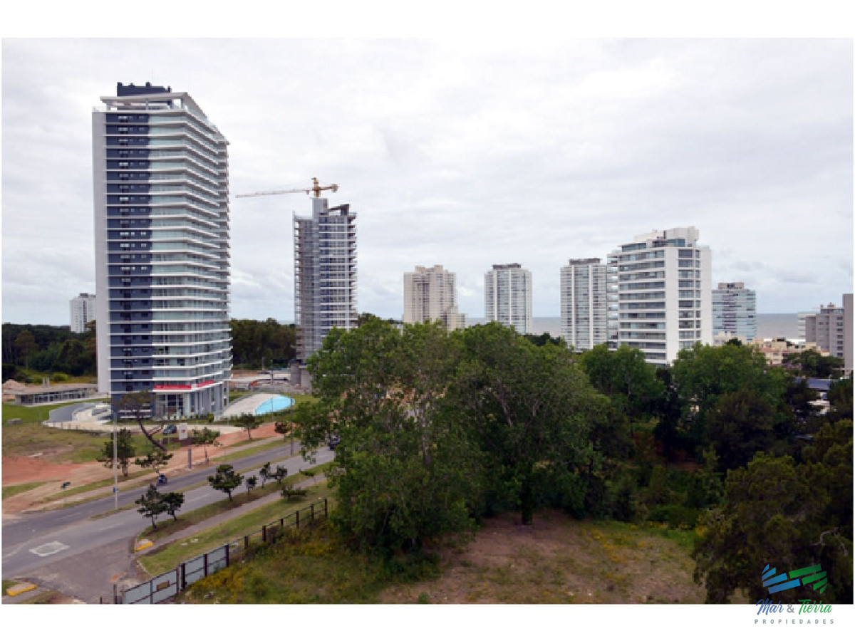 Apartamento ID.5129 - En venta apartamento de 3 dormitorios en Ocean Drive, piso alto con vista al mar, Roosevelt, Punta del Este.