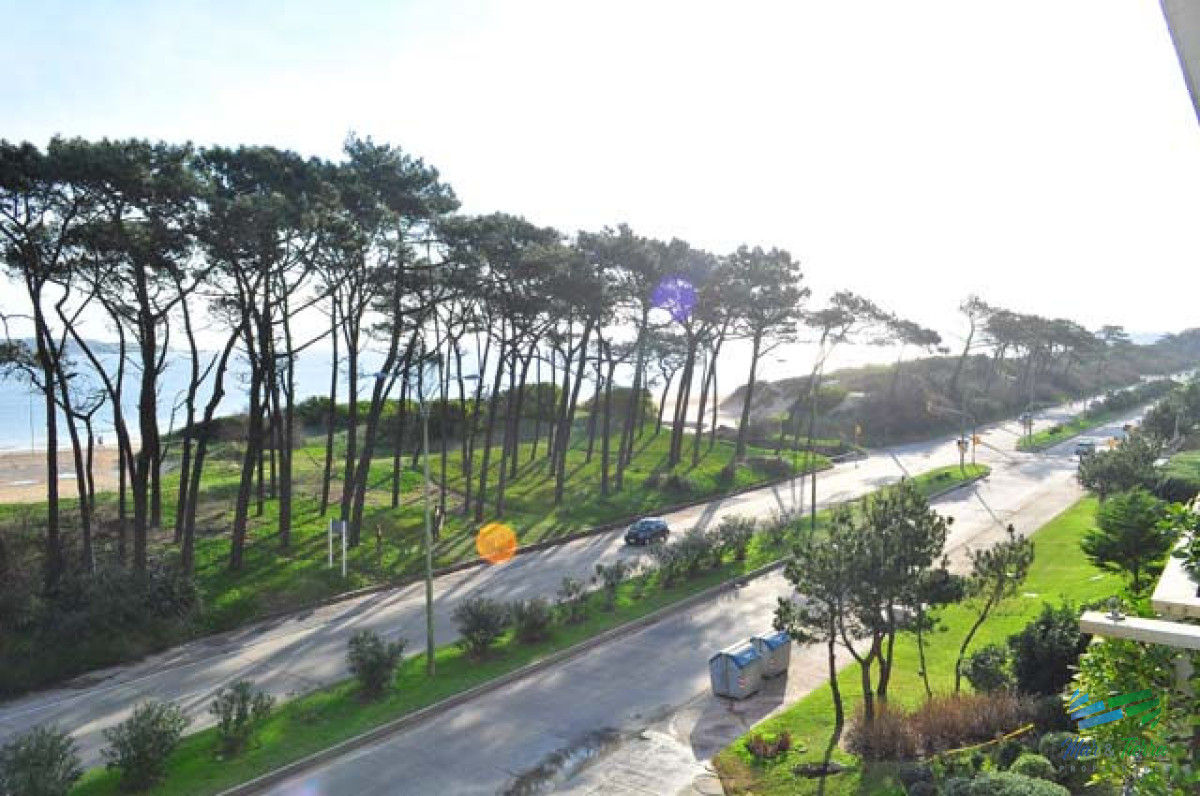 Apartamento ID.5130 - En venta apartamento 2 dormitorios, 2 baños, con servicios frente al mar, playa Mansa, Punta del Este