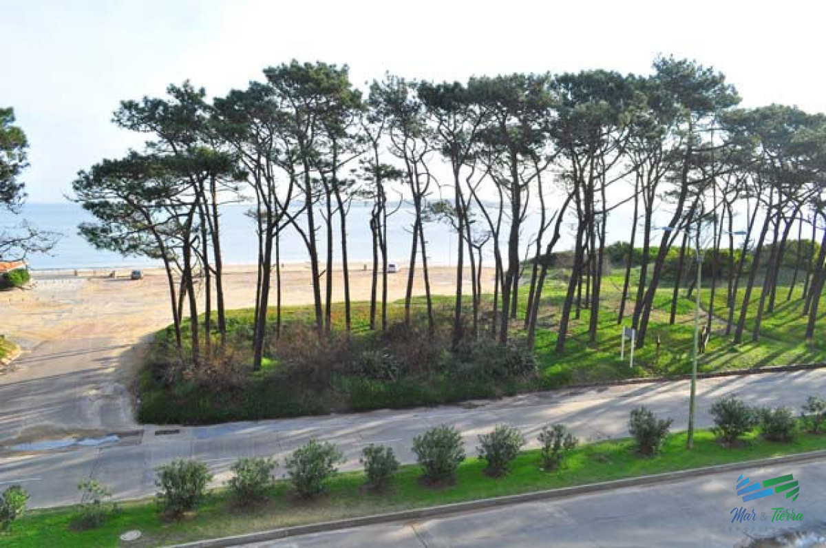 Apartamento ID.5130 - En venta apartamento 2 dormitorios, 2 baños, con servicios frente al mar, playa Mansa, Punta del Este