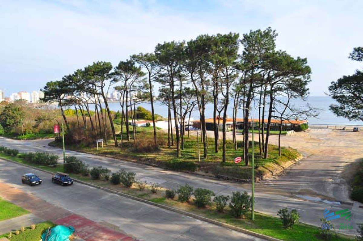 Apartamento ID.5130 - En venta apartamento 2 dormitorios, 2 baños, con servicios frente al mar, playa Mansa, Punta del Este