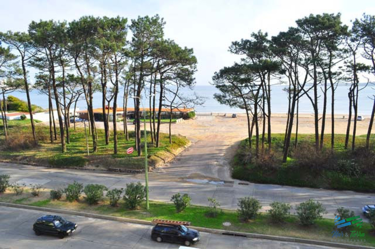 Apartamento ID.5130 - En venta apartamento 2 dormitorios, 2 baños, con servicios frente al mar, playa Mansa, Punta del Este
