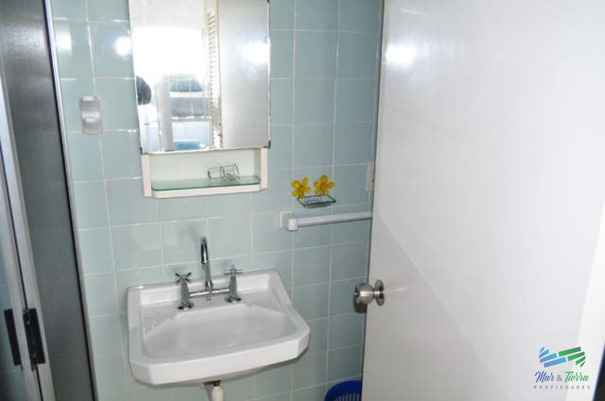 Apartamento ID.5130 - En venta apartamento 2 dormitorios, 2 baños, con servicios frente al mar, playa Mansa, Punta del Este