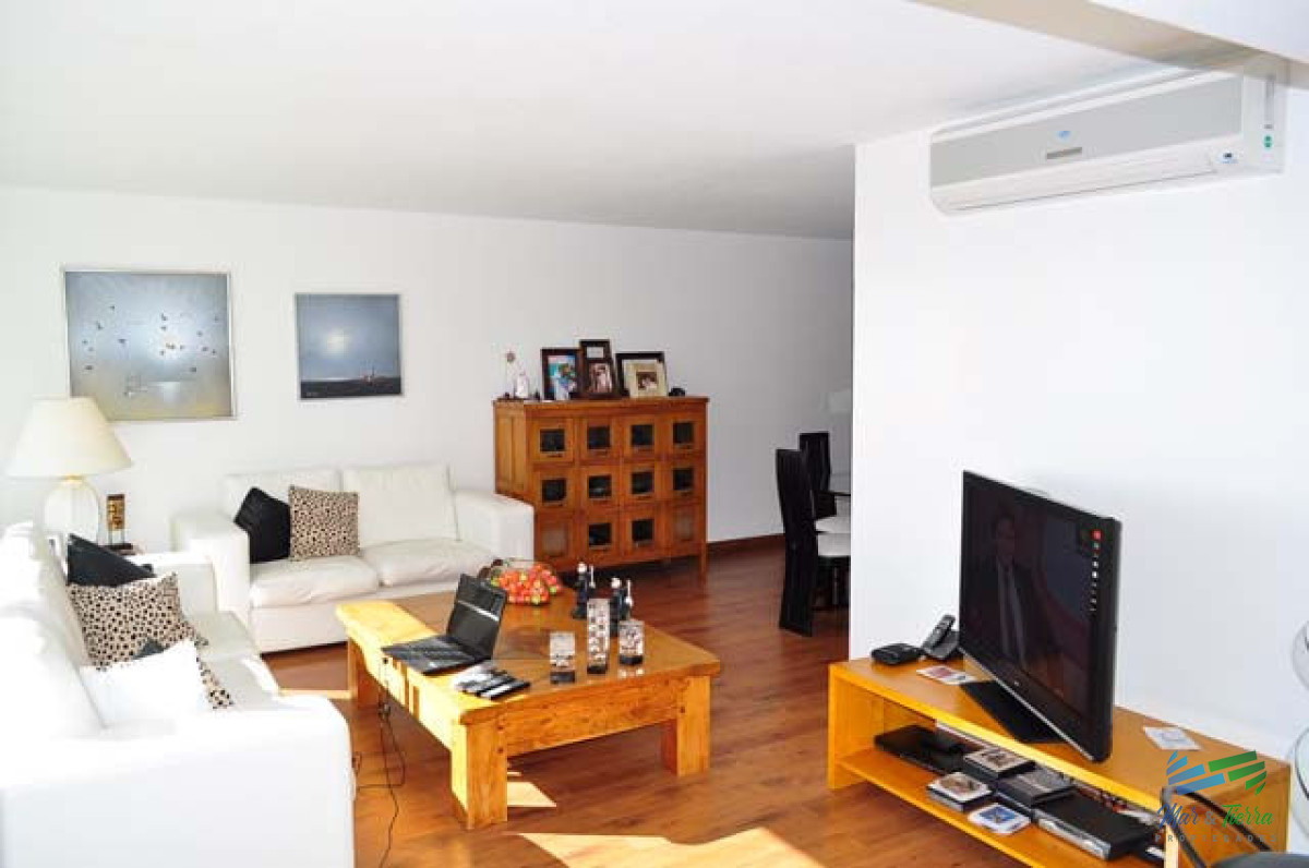 Apartamento ID.5133 - En venta apartamento 3 dormitorios, 2 baños, frente al mar, playa Mansa, Punta del Este.