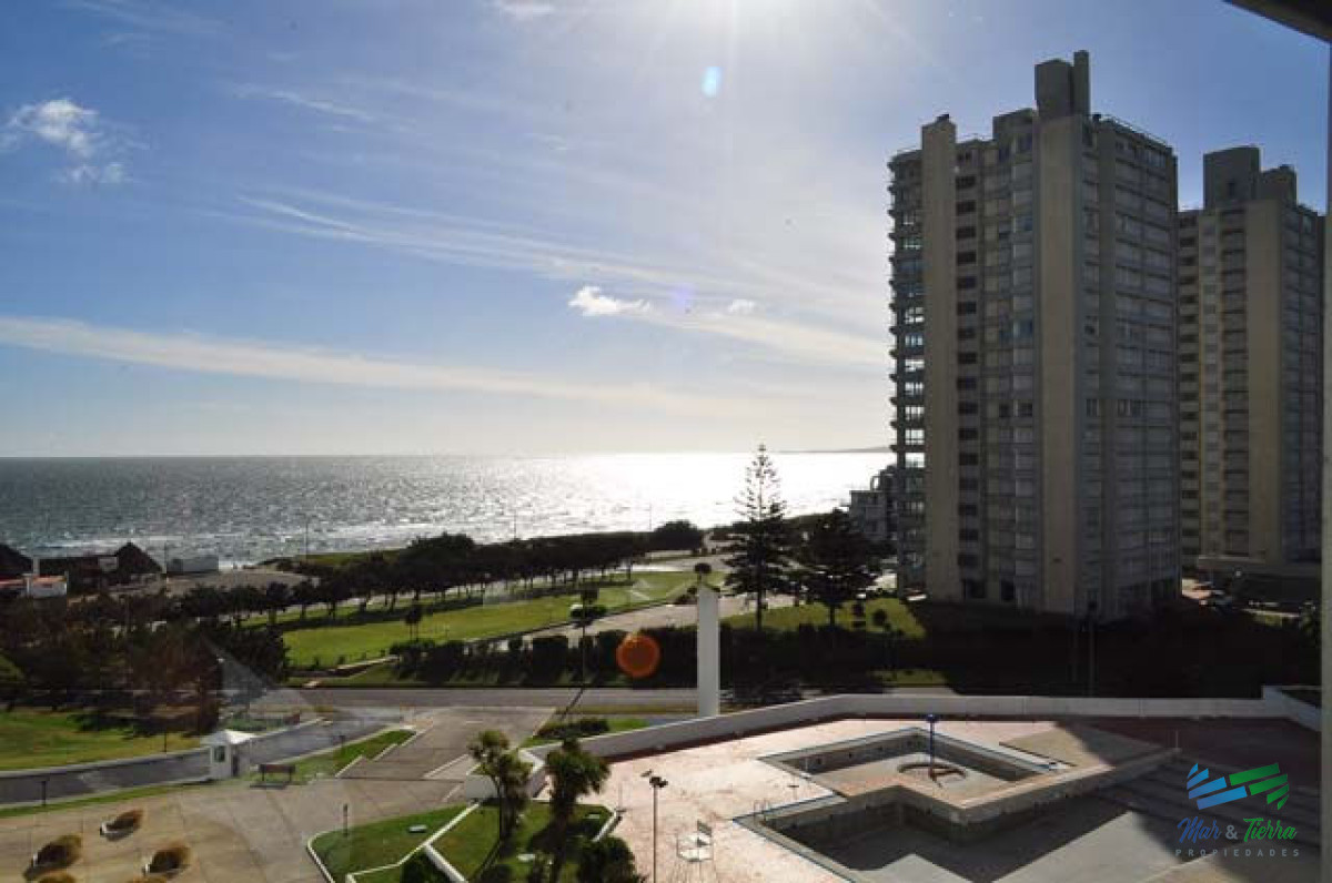 Apartamento ID.5133 - En venta apartamento 3 dormitorios, 2 baños, frente al mar, playa Mansa, Punta del Este.