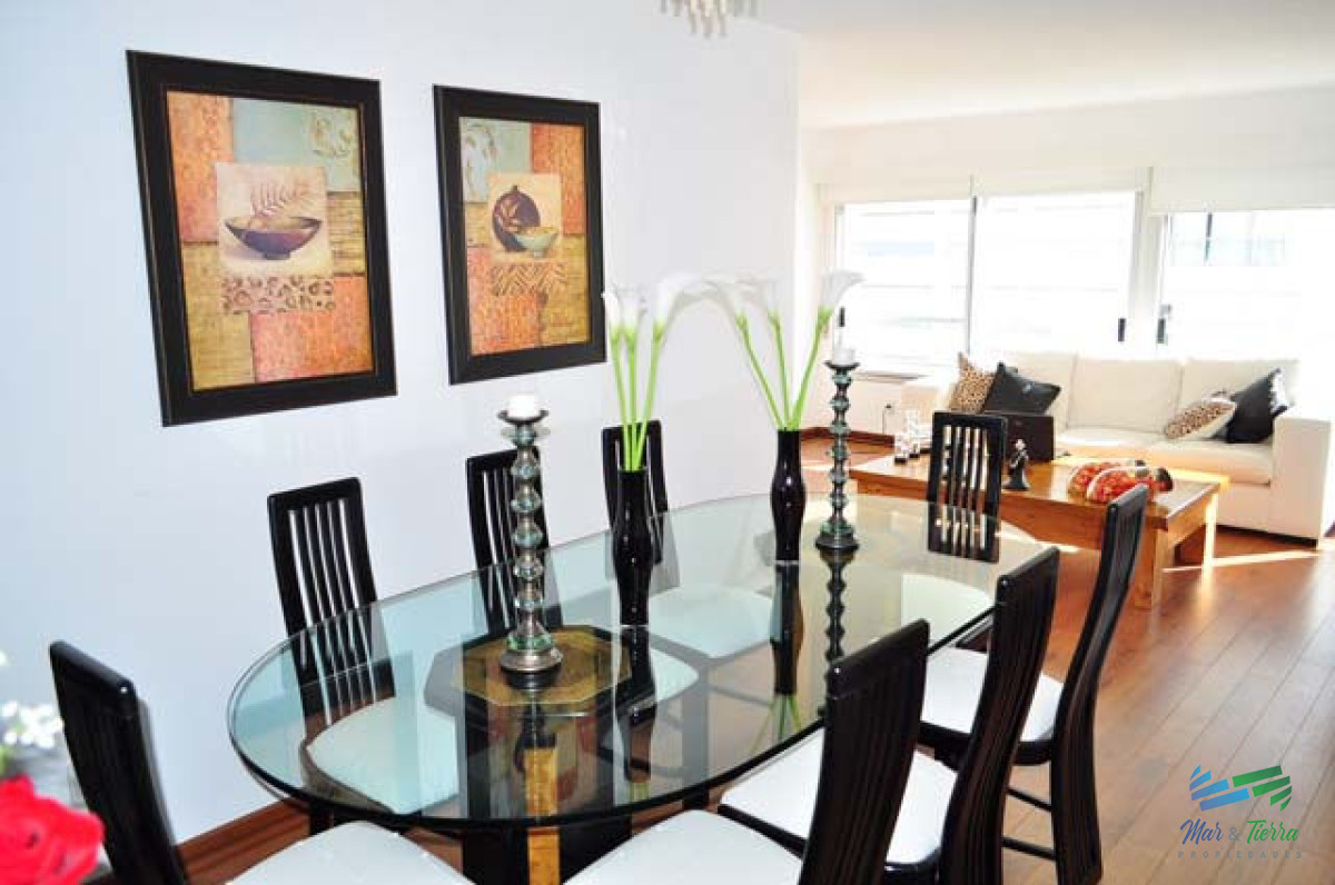 Apartamento ID.5133 - En venta apartamento 3 dormitorios, 2 baños, frente al mar, playa Mansa, Punta del Este.