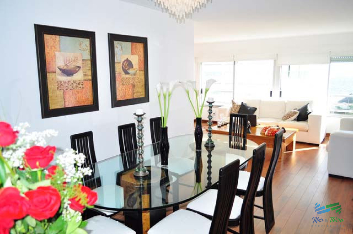 Apartamento ID.5133 - En venta apartamento 3 dormitorios, 2 baños, frente al mar, playa Mansa, Punta del Este.