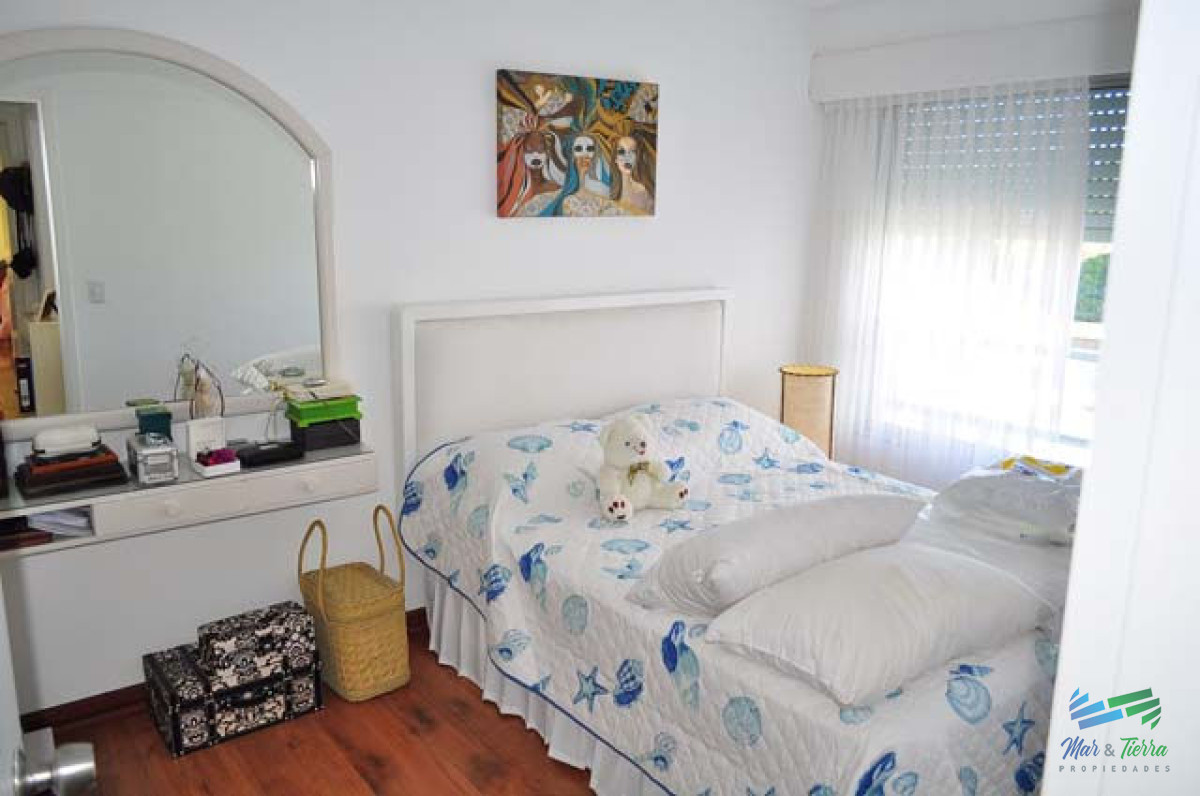 Apartamento ID.5133 - En venta apartamento 3 dormitorios, 2 baños, frente al mar, playa Mansa, Punta del Este.