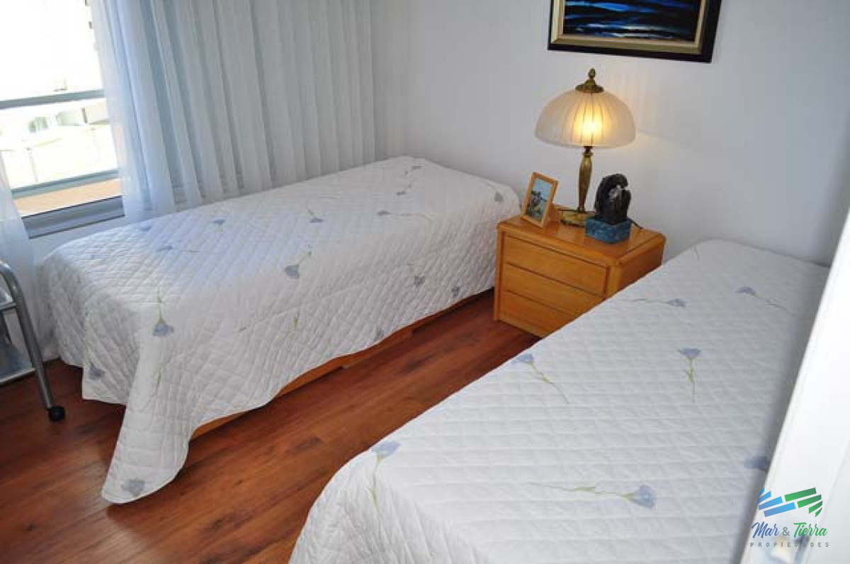 Apartamento ID.5133 - En venta apartamento 3 dormitorios, 2 baños, frente al mar, playa Mansa, Punta del Este.