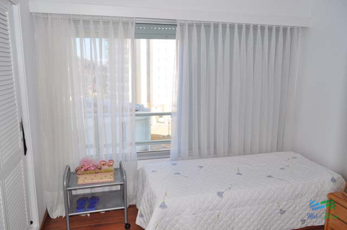 Apartamento ID.5133 - En venta apartamento 3 dormitorios, 2 baños, frente al mar, playa Mansa, Punta del Este.