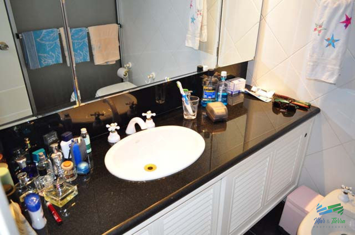 Apartamento ID.5133 - En venta apartamento 3 dormitorios, 2 baños, frente al mar, playa Mansa, Punta del Este.