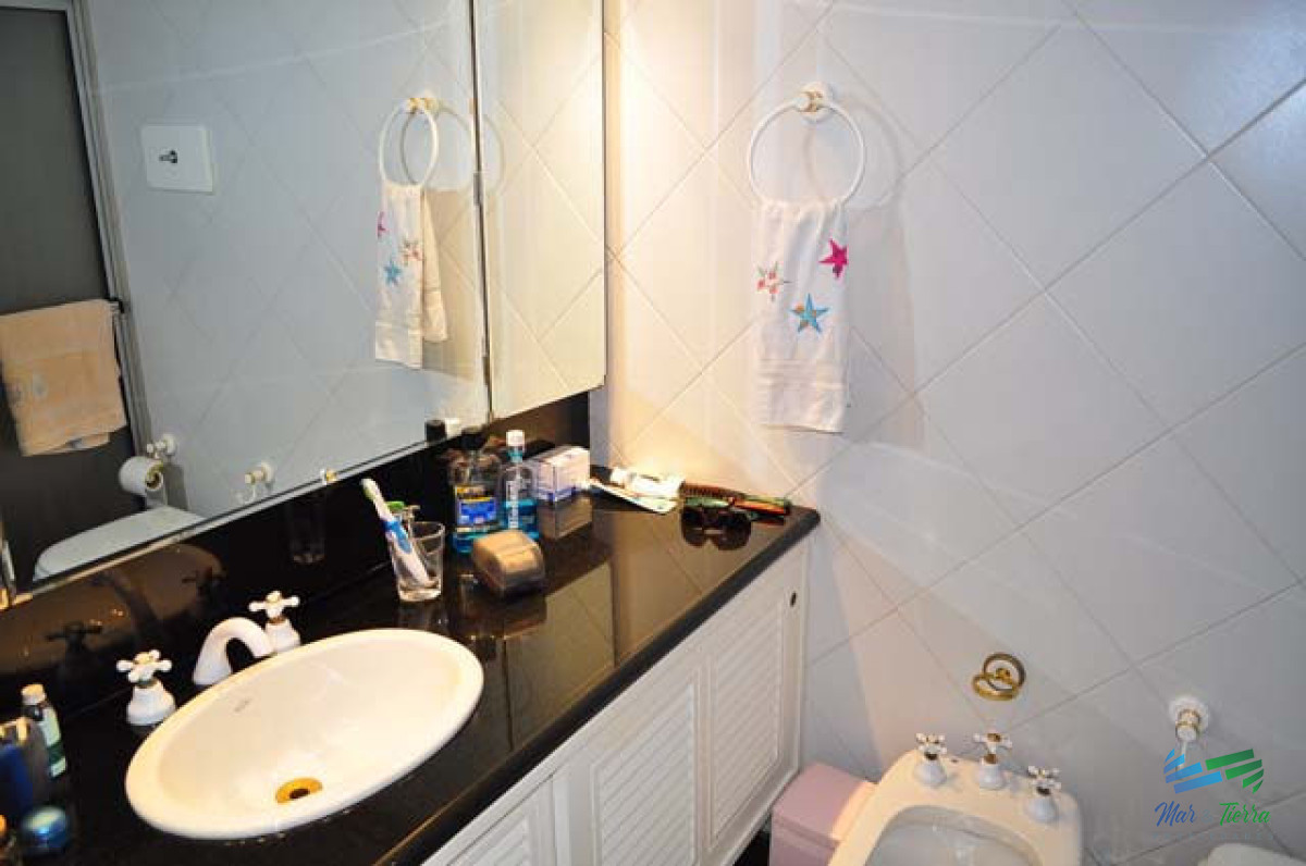 Apartamento ID.5133 - En venta apartamento 3 dormitorios, 2 baños, frente al mar, playa Mansa, Punta del Este.
