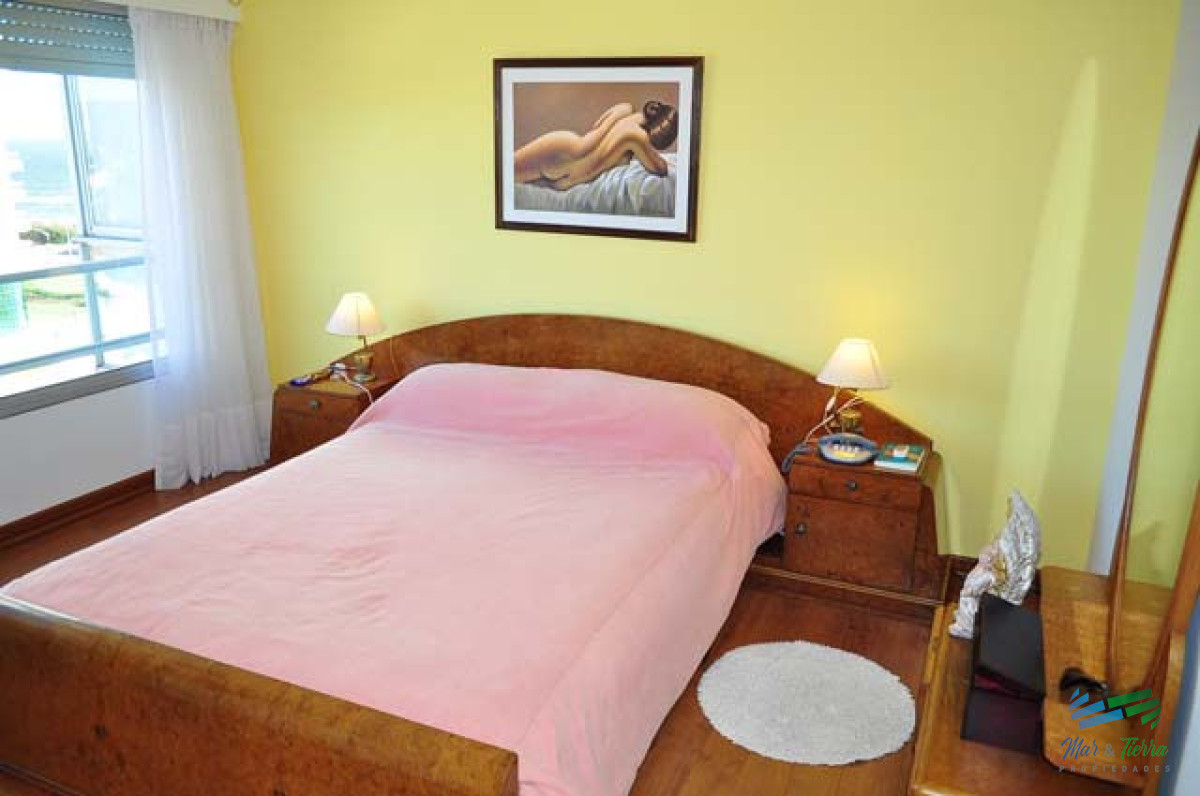 Apartamento ID.5133 - En venta apartamento 3 dormitorios, 2 baños, frente al mar, playa Mansa, Punta del Este.