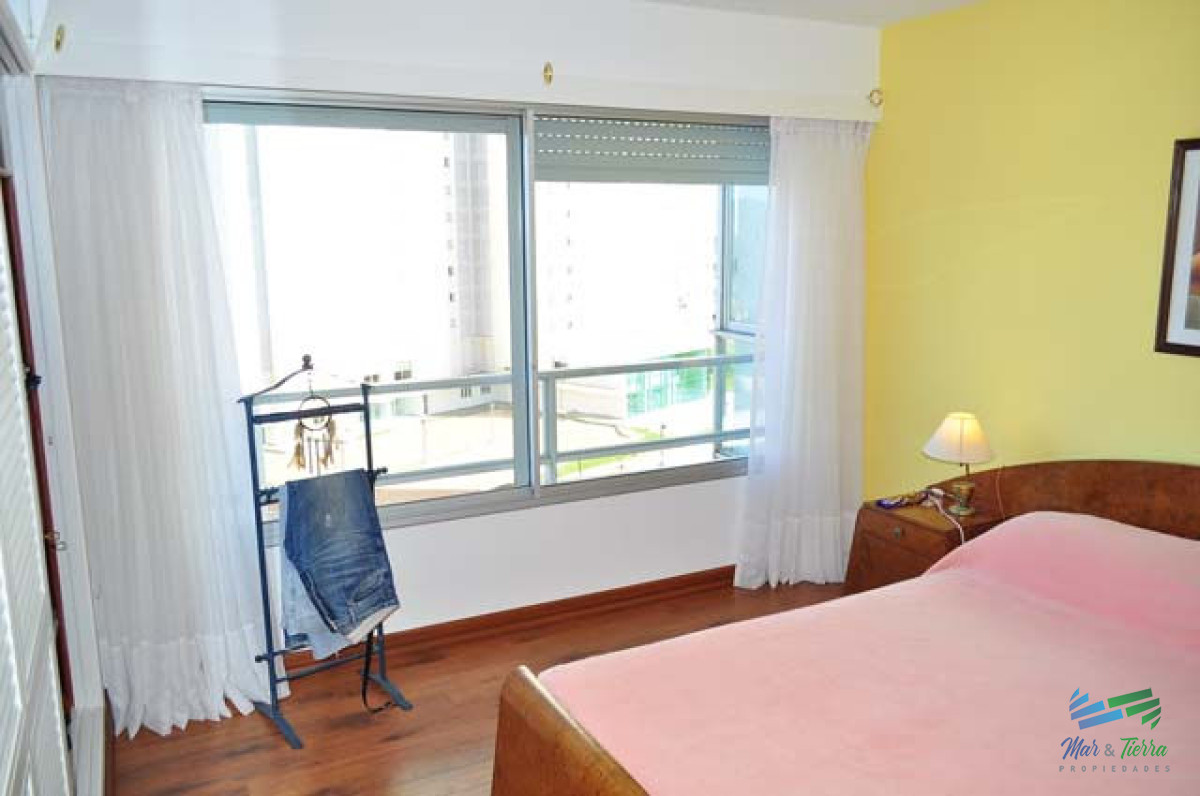Apartamento ID.5133 - En venta apartamento 3 dormitorios, 2 baños, frente al mar, playa Mansa, Punta del Este.