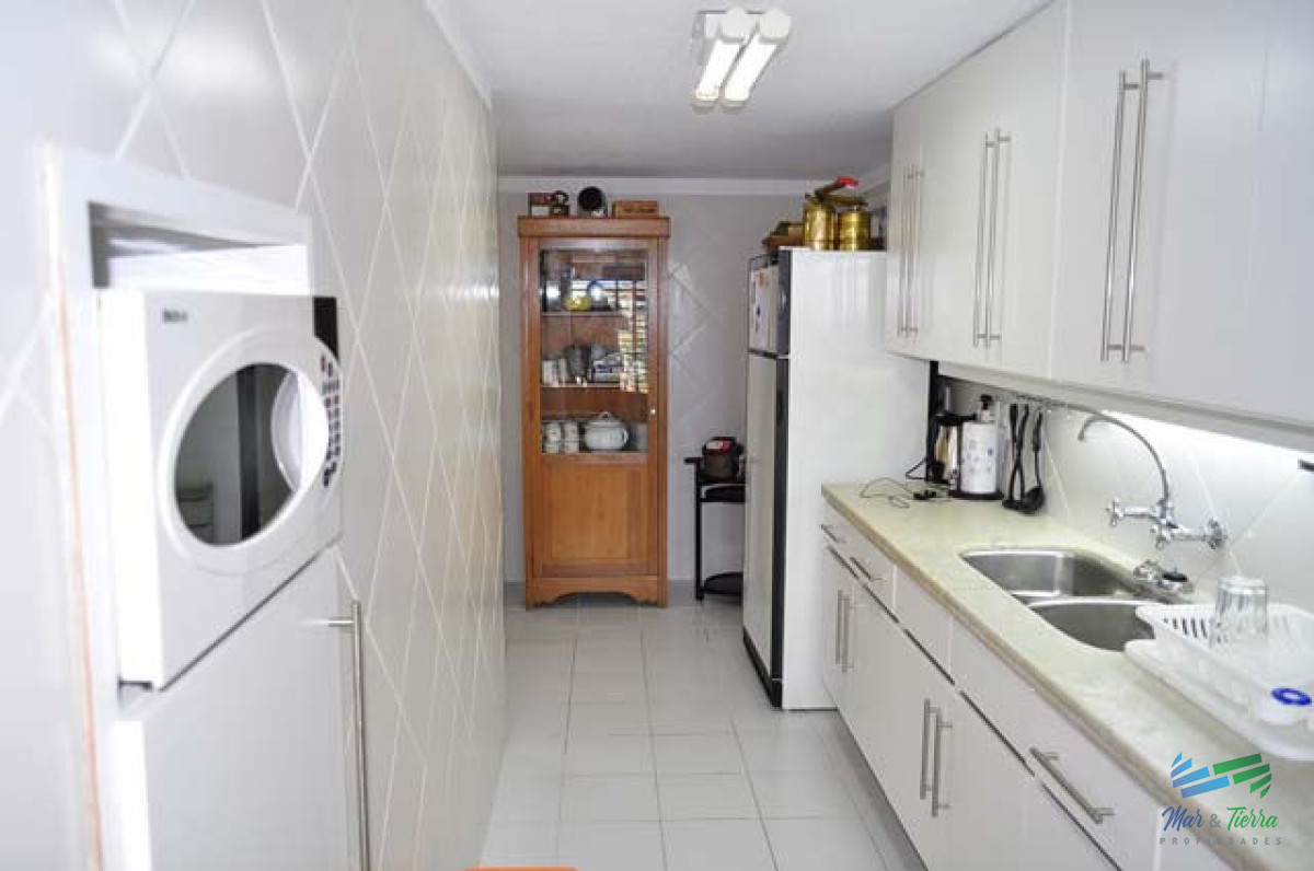 Apartamento ID.5133 - En venta apartamento 3 dormitorios, 2 baños, frente al mar, playa Mansa, Punta del Este.