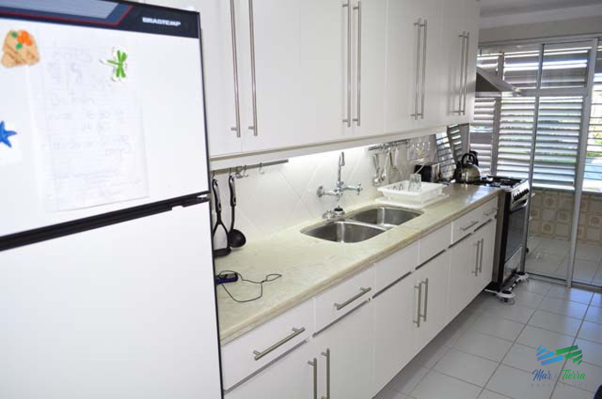 Apartamento ID.5133 - En venta apartamento 3 dormitorios, 2 baños, frente al mar, playa Mansa, Punta del Este.