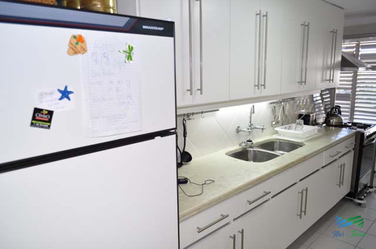 Apartamento ID.5133 - En venta apartamento 3 dormitorios, 2 baños, frente al mar, playa Mansa, Punta del Este.