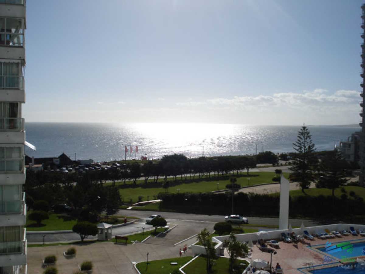 Apartamento ID.5133 - En venta apartamento 3 dormitorios, 2 baños, frente al mar, playa Mansa, Punta del Este.