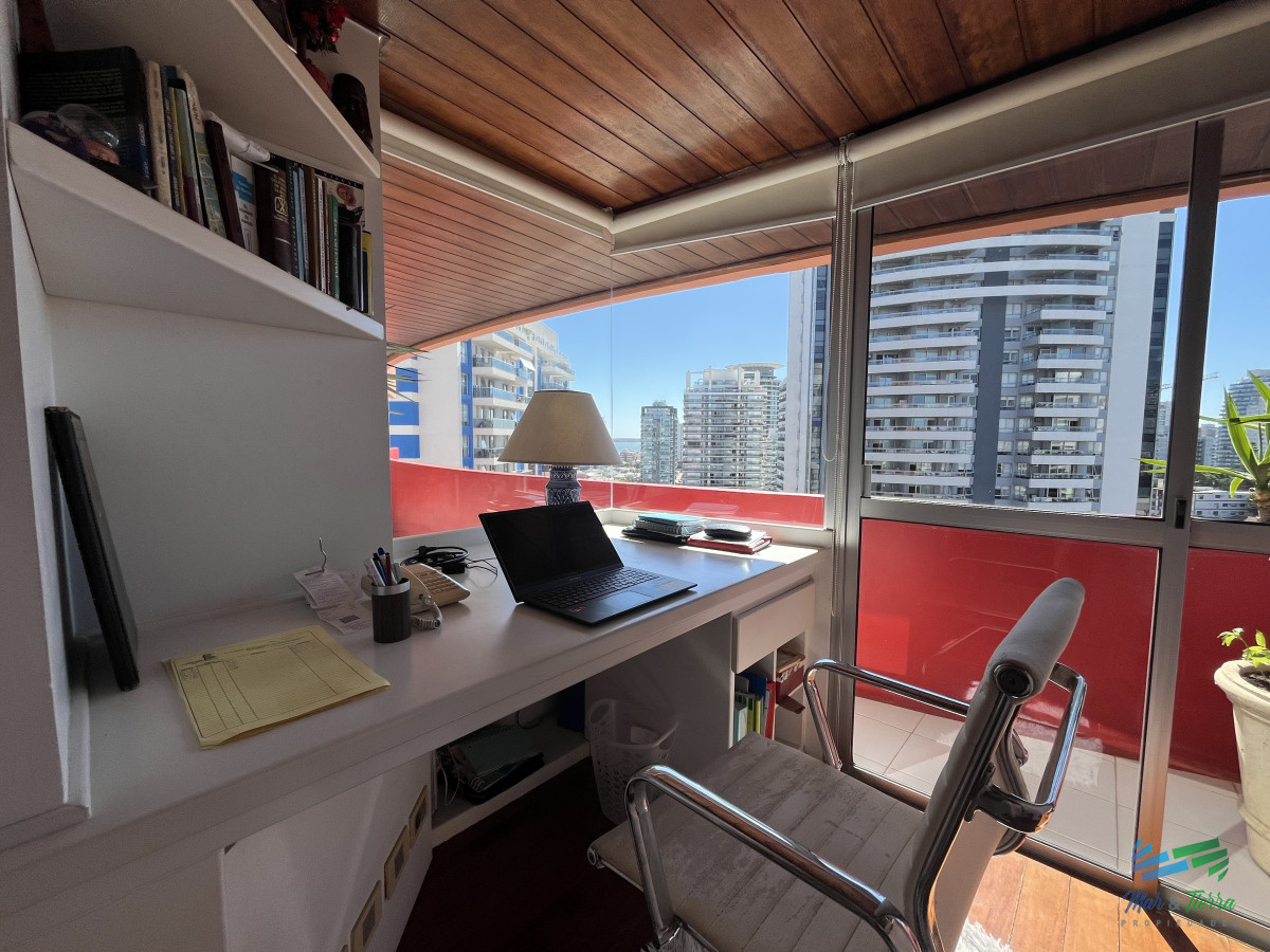 Apartamento ID.5033 - En venta apartamento 1 dormitorio y medio, 2 baños, con servicios y vista al mar Punta del Este
