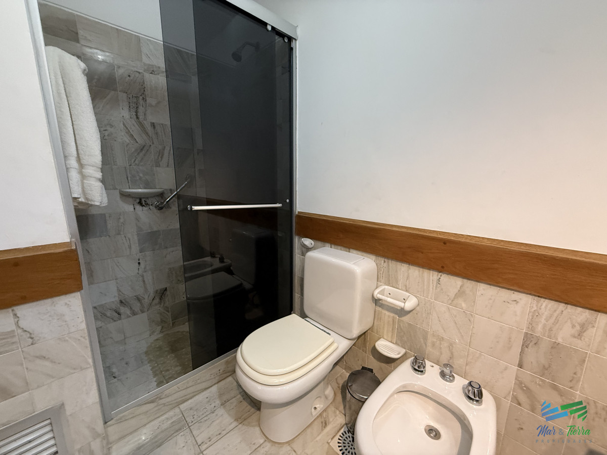 Apartamento ID.5396 - En venta apartamento 2 dormitorios con cochera, edificio con servicios en brava, Punta del Este