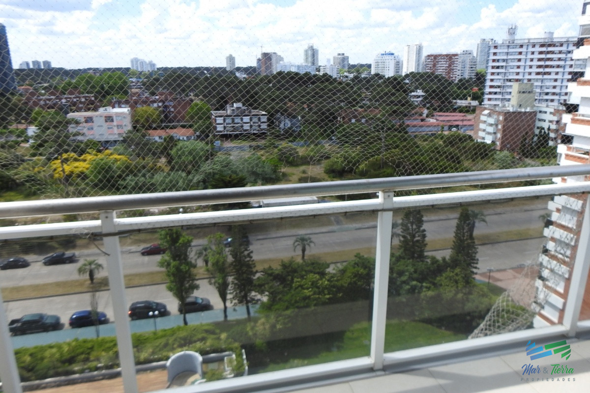 Apartamento ID.5784 - En venta apartamento 3 dormtirorios con parrillero propio, buenos servicios, playa Brava, Punta del Este